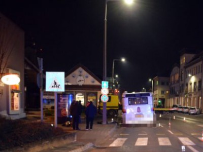 A zebrán gázolta halálra a busz a 23 éves lányt