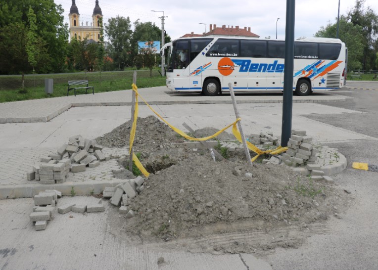 Ez gödör várja a Kalocsára látogatókat a turisztikai buszmegállóban