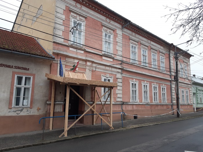 Fából ácsolt árkád épült a Kossuth bejárata fölött